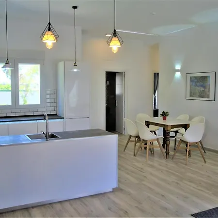 Blanco Con Piscina Privada