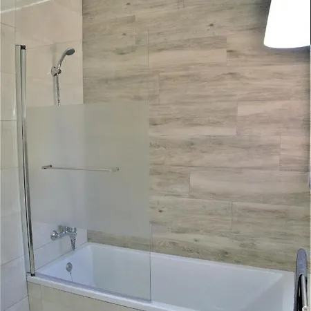 Blanco Con Piscina Privada